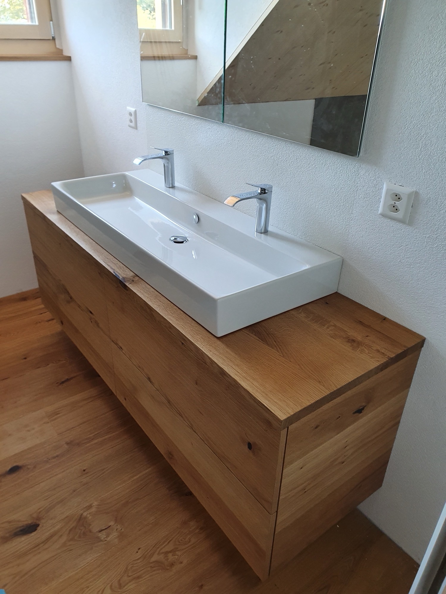 Badmöbel aus Holz mit Waschtisch